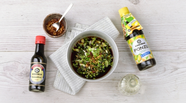 Салат из гречневой лапши с огурцами, редисом, арахисом и соевой заправкой, пошаговый рецепт с фото