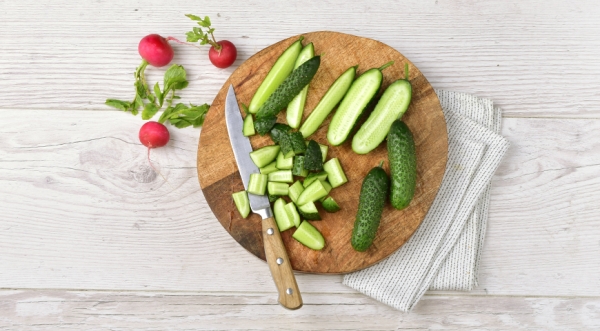 Салат из гречневой лапши с огурцами, редисом, арахисом и соевой заправкой, пошаговый рецепт с фото