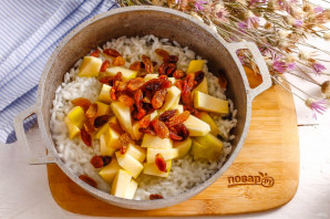 Рисовая каша с яблоками и изюмом