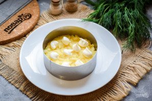 Слоеный салат с тунцом и картофелем