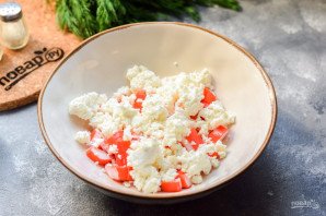 Салат с крабовыми палочками и творогом