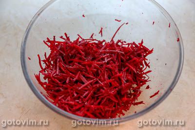 Салат из чуки с тушеной свеклой