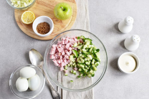 Салат с ветчиной и яйцами