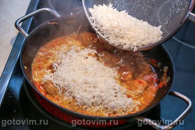 Рис с жареными колбасками и овощами