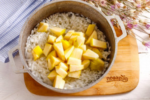 Рисовая каша с яблоками и изюмом