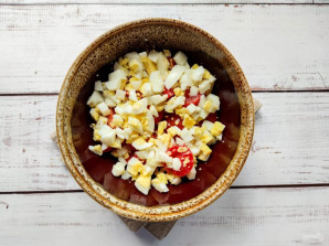 Салат с помидорами, сыром и чесноком