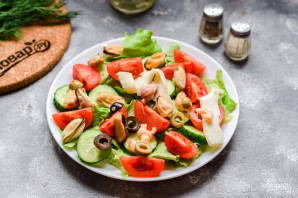 Салат с морепродуктами и помидорами