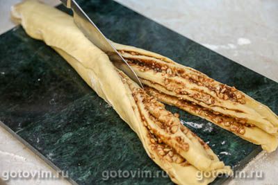 Пасхальный венок с грецкими орехами и корицей