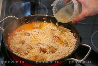 Рис с жареными колбасками и овощами