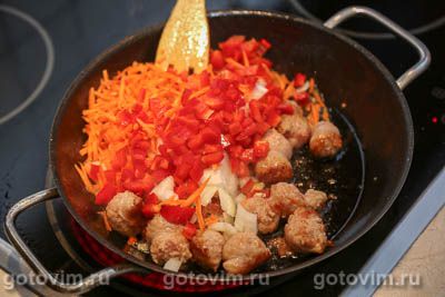 Рис с жареными колбасками и овощами