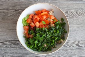 Салат с фасолью и консервированной горбушей