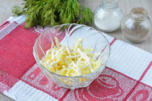 Салат с консервированной сайрой и яйцами