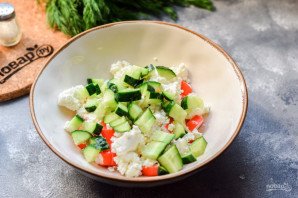 Салат с крабовыми палочками и творогом