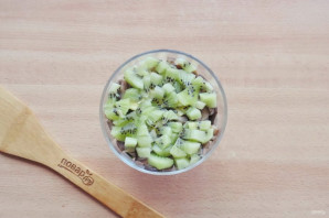 Салат с курицей, киви и грибами Салат с курицей, киви и грибами