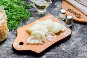 Салат из рыбных консервов с фасолью Салат из рыбных консервов с фасолью