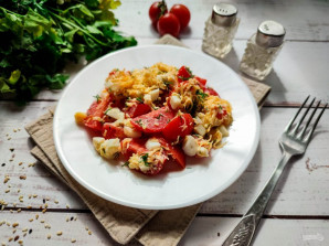 Салат с помидорами, сыром и чесноком