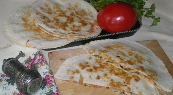 Кесадилья с курицей и острым соусом, пошаговый рецепт с фото