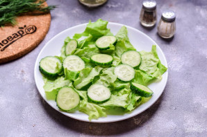 Салат с морепродуктами и помидорами