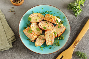 Рулетики из яйца, колбасы и сыра