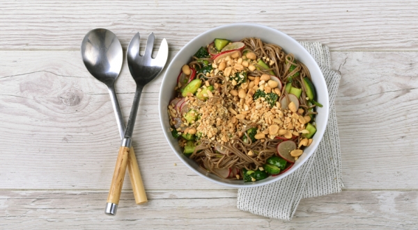 Салат из гречневой лапши с огурцами, редисом, арахисом и соевой заправкой, пошаговый рецепт с фото