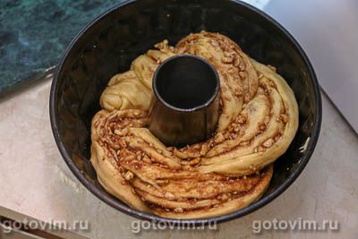 Пасхальный венок с грецкими орехами и корицей