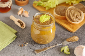 Паштет из куриной печени с сельдереем Паштет из куриной печени с сельдереем