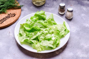 Салат с морепродуктами и помидорами