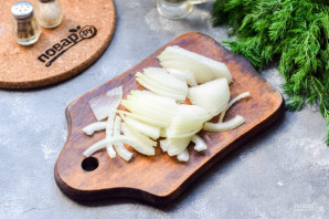 Салат из селедки с луком и горошком Салат из селедки с луком и горошком