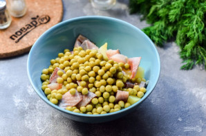 Салат из селедки с луком и горошком Салат из селедки с луком и горошком