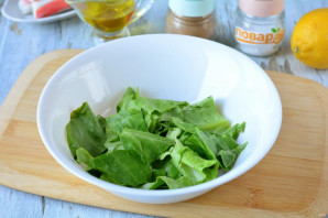 Салат с фетаксой и крабовыми палочками