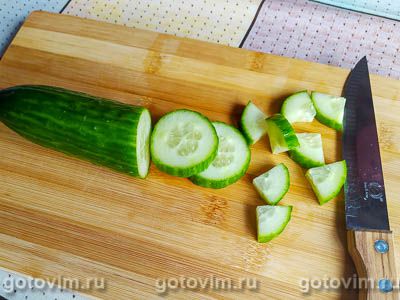 Салат с креветками, огурцом, помидорами и ржаными сухариками Салат с креветками, огурцом, помидорами и ржаными сухариками