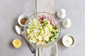 Салат с ветчиной и яйцами