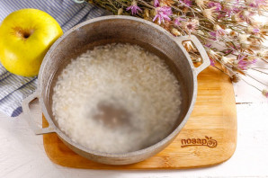 Рисовая каша с яблоками и изюмом