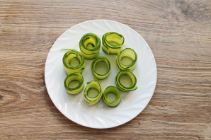 Рулетики из огурцов с креветками