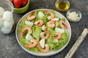 Салат с креветками и клубникой