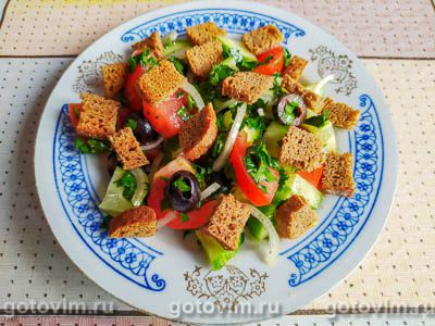 Салат с креветками, огурцом, помидорами и ржаными сухариками Салат с креветками, огурцом, помидорами и ржаными сухариками