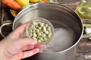 Суп с мясом и зеленым горошком