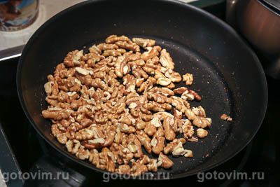 Пасхальный венок с грецкими орехами и корицей