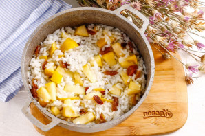 Рисовая каша с яблоками и изюмом