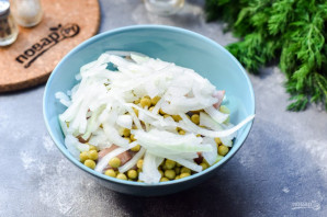 Салат из селедки с луком и горошком Салат из селедки с луком и горошком