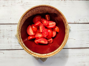 Салат с помидорами, сыром и чесноком