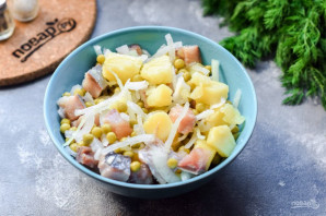 Салат из селедки с луком и горошком Салат из селедки с луком и горошком