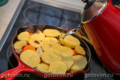 Дублинский коддл или овощное рагу с беконом и свиными колбасками (Dublin coddle)