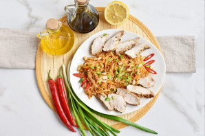 Салат с куриной грудкой и капустой