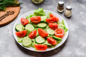 Салат с морепродуктами и помидорами