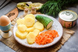 Слоеный салат с тунцом и картофелем