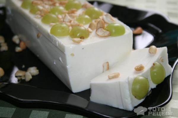 Рецепт: Баварский молочный десерт - с виноградом и орахами кешью