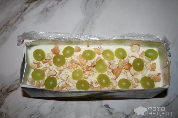 Рецепт: Баварский молочный десерт - с виноградом и орахами кешью