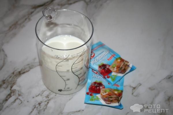 Рецепт: Баварский молочный десерт - с виноградом и орахами кешью