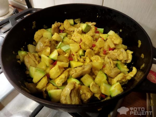 Рецепт: Курица карри с овощами - кабачками и ананасами